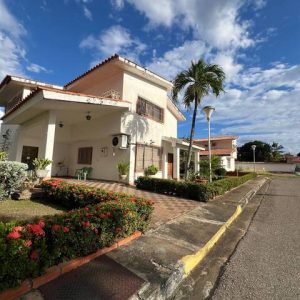 Casa en Urb. Los Cedros. Vía HP. Anaco. Ref: 1593